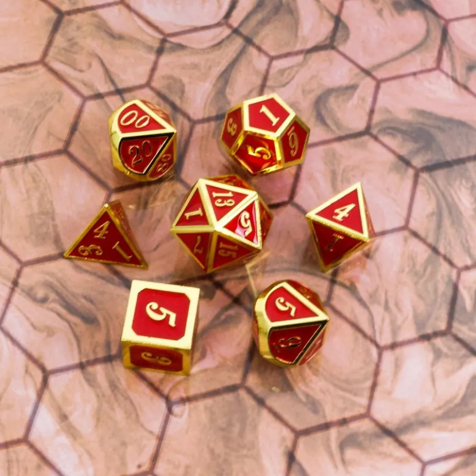 Set de dés métallique rouge étincelant avec chiffres dorés