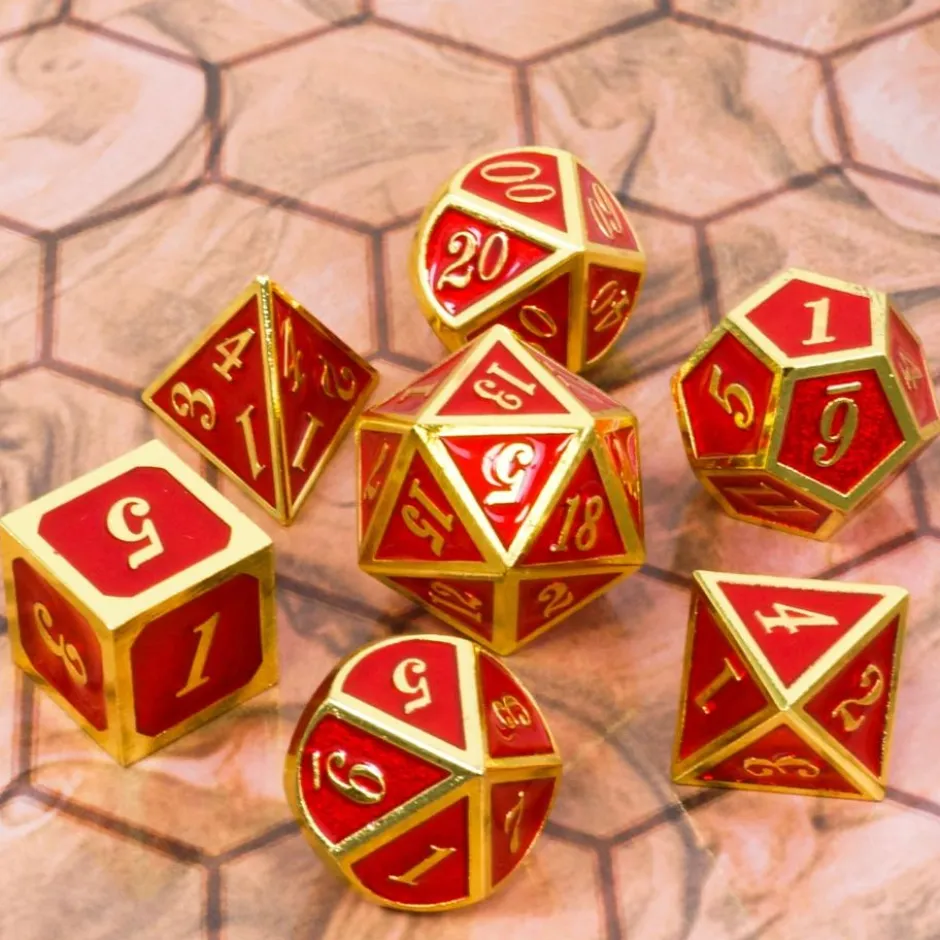 Set de dés métallique rouge étincelant avec chiffres dorés