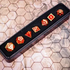 Set de dés métallique rouge étincelant avec chiffres dorés