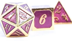 Set de dés métallique violet avec chiffres dorés